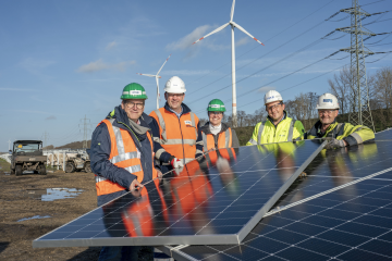 (v.l.n.r.) Sascha Solbach, Bürgermeister der Stadt Bedburg, Markus Kosma, Produktionsleiter der Tagebaue von RWE Power, Sarah-Kristin Röder, Wirtschaftsförderung der Stadt Bedburg, Christian Meisen, Projektleiter PV bei RWE Renewables und Geert van de San