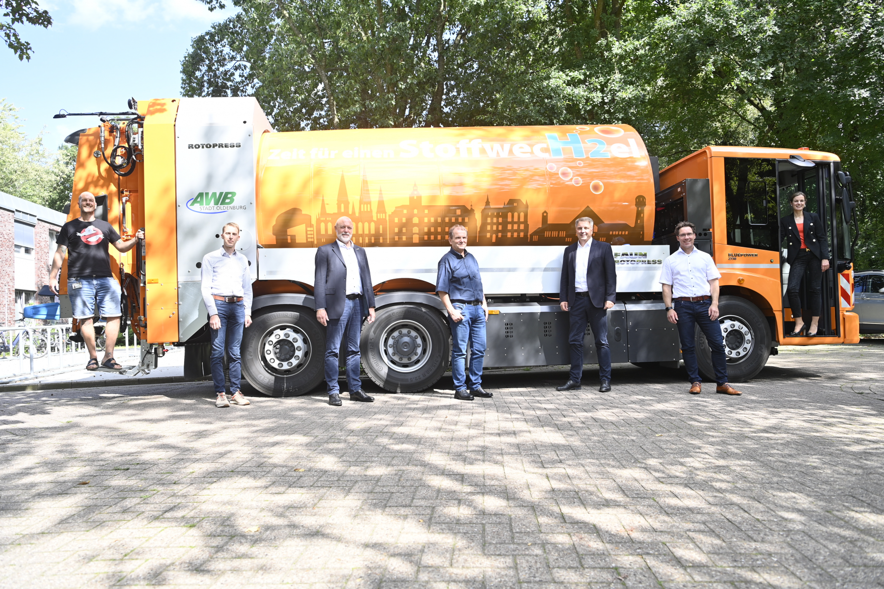 Foto: Sascha Stüber  Stellten das erste wasserstoffbetriebene Abfallsammelfahrzeug vor (von links): Paul Schneider (EWE-Wasserstoffbotschafter), Rainer Poppen (studentischer Gutachter), Michael Steenken (FAUN Umwelttechnik GmbH & Co. KG), Wolfgang Weitkäm