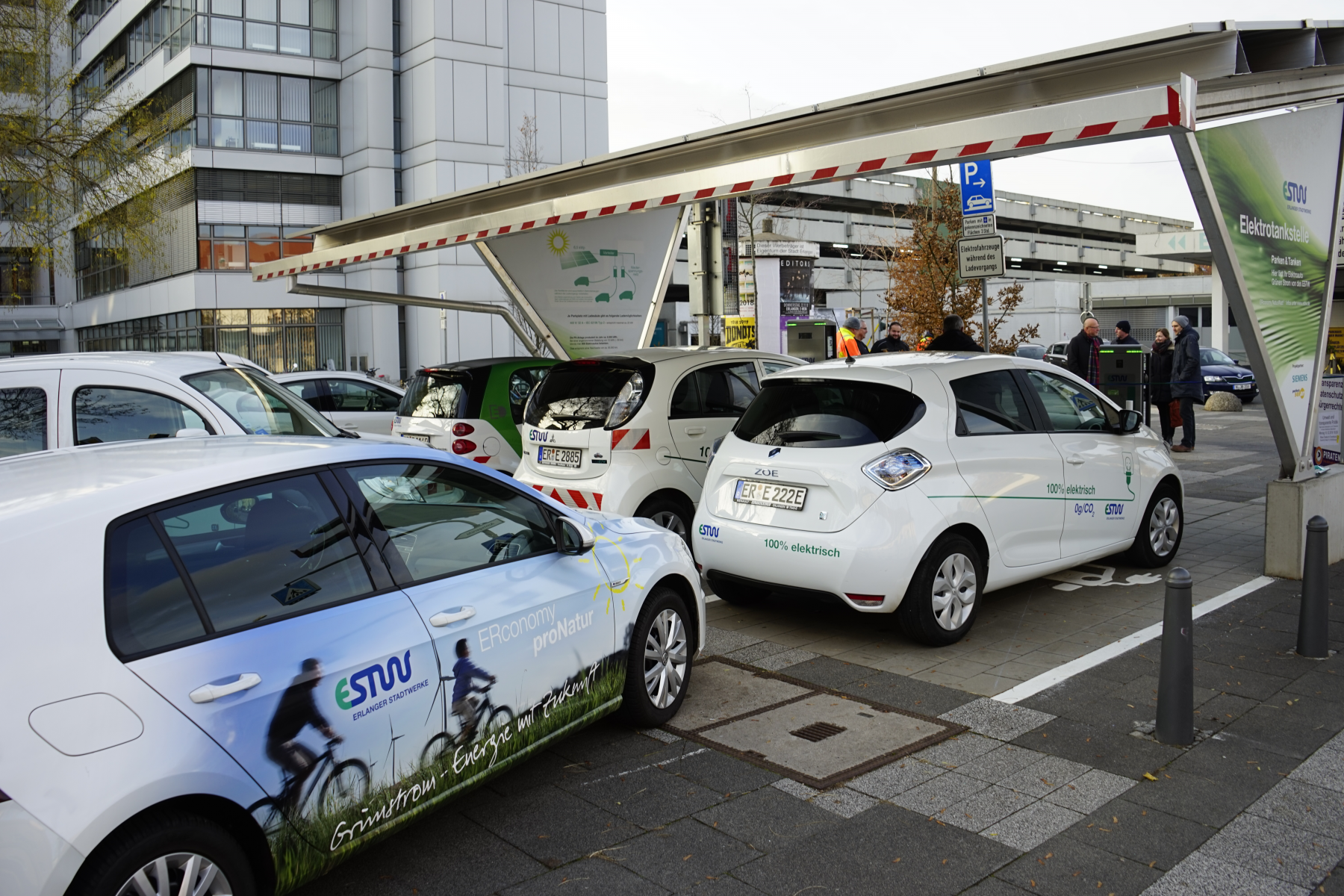 Offizielle Inbetriebnahme der erweiterten Ladestation Rathaus Ost für E-Autos in Erlangen