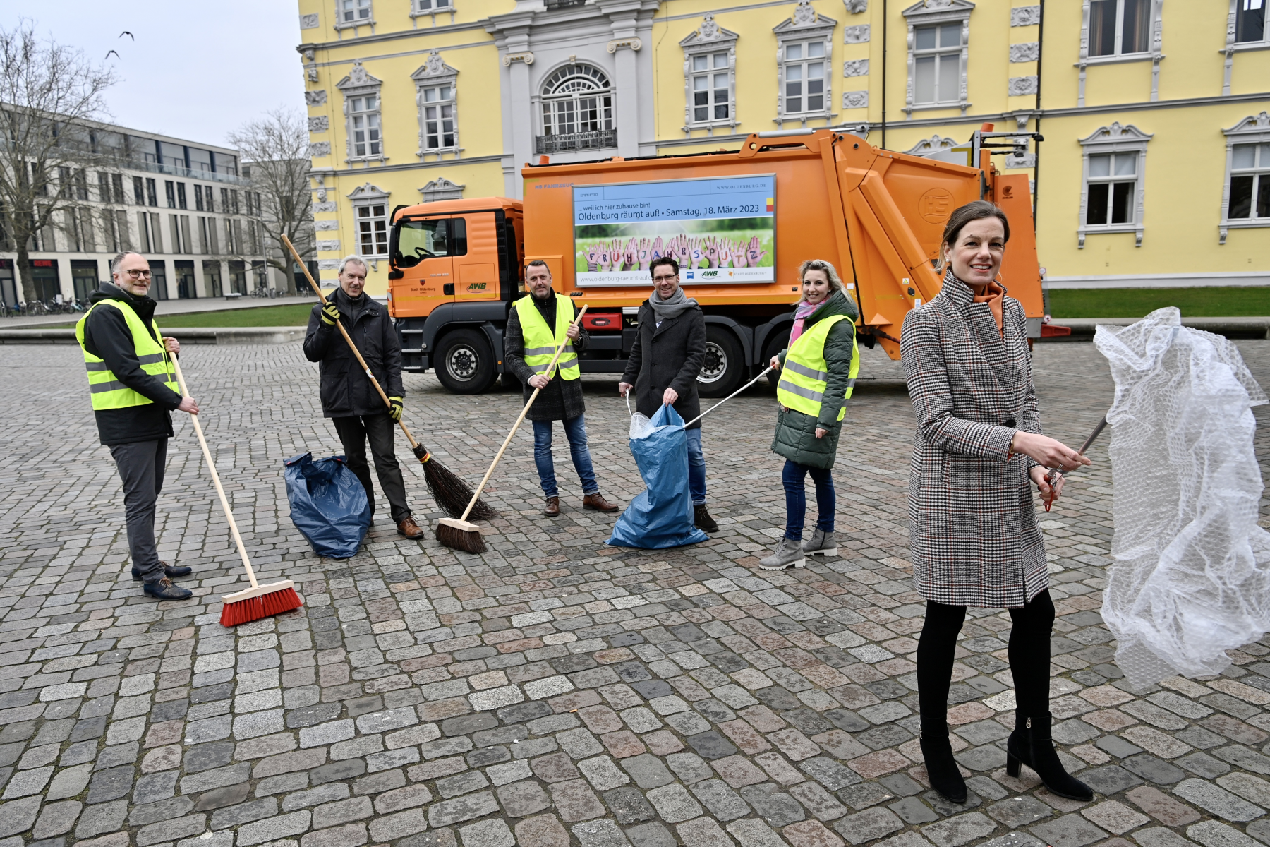 Rühren die Werbetrommel für die städtische Sammelaktion am 18. März: Olaf Meenen, Harald Götting, Torsten Hillje, AWB-Betriebsleiter Volker Schneider-Kühn, Melanie Becker und Finanzdezernentin Dr. Julia Figura. Foto: Sascha Stüber