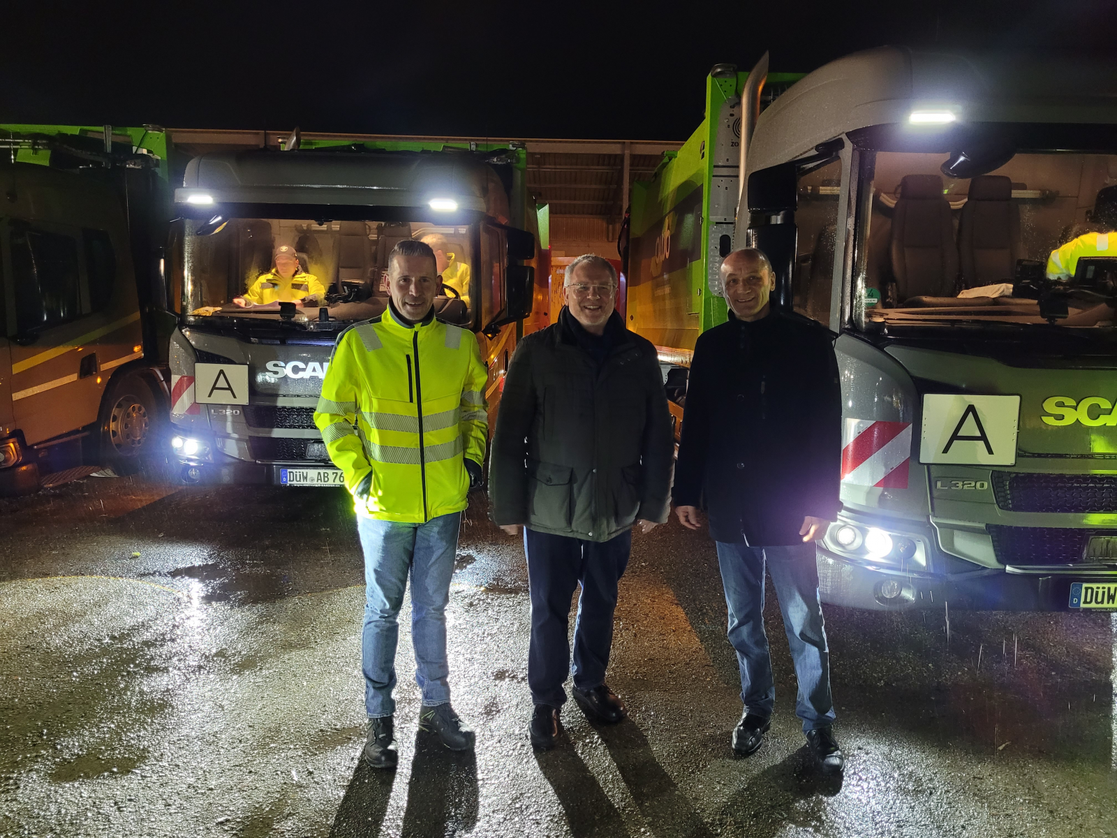 Beim Startschuss am frühen Montagmorgen in Grünstadt (von links): Betriebsleiter Matthias Schadler, Landrat Hans-Ulrich Ihlenfeld und AWB-Werkleiter Klaus Pabst. 