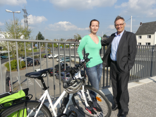  Rainer Gleß, Erster Beigeordneter und Natalie Nellißen, Klimamanagerin der Stadt Sankt Augustin vor dem Gelände auf dem die Mobilitätsstation entstehen wird