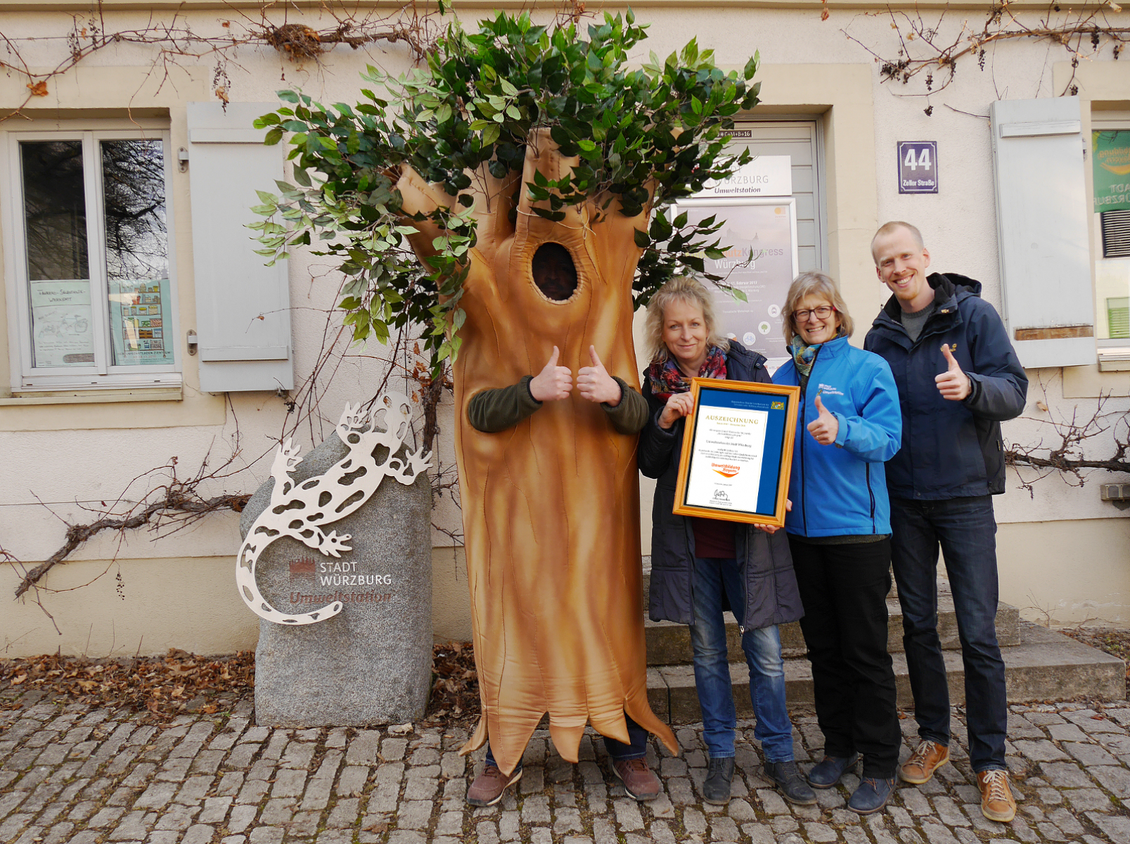 Neben dem „Baum“ Anja Knieper (Leiterin der Umweltstation), Ursula Grosch (Koordinatorin der Lokalen Agenda 21), Jakob Sänger (Umweltpädagogischer Mitarbeiter)