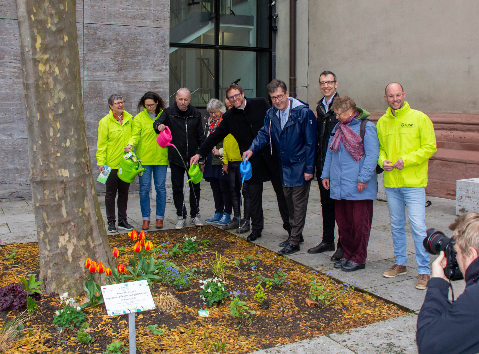 Die Theaterhalle am Dom wird künftig die Baumscheibe auf dem Kiliansplatz hegen und pflegen. V.li: Gudrun Müller, Antonia Wehrhahn (beide BUND Kreisgruppe Würzburg, Theaterintendant Thomas K. Kopp, Friedrike Langolf (Klimabeauftragte Theaterhalle am Dom),