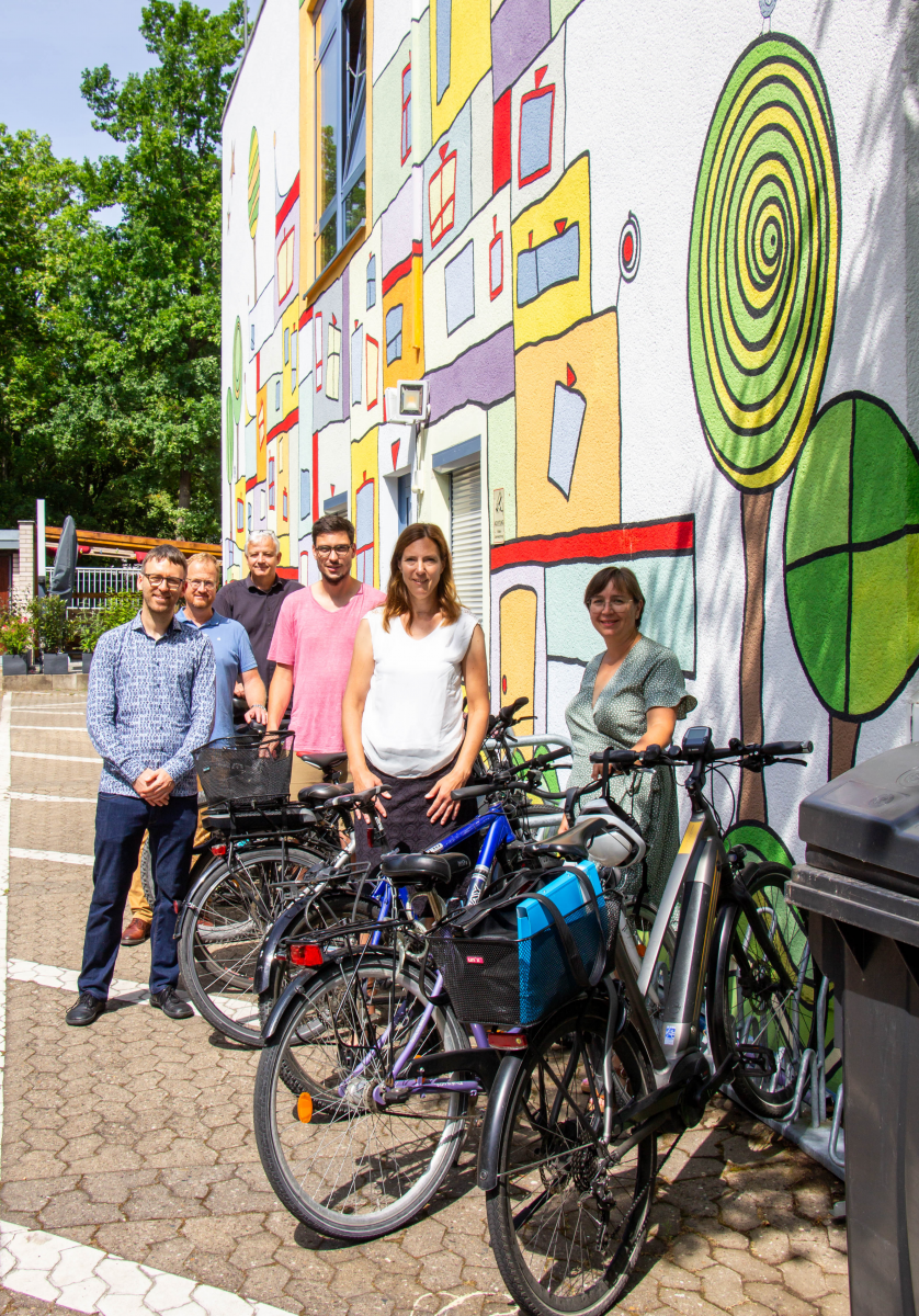 Die Stadt sorgt für neue Fahrradstellplätze an Schulen, wie hier an der Friedensreich-Hundertwasser-Schule: v.re: Annette Messerer (Leiterin Fachbereich Tiefbau und Verkehrswesen), Daniela Schuster (Leiterin Fachbereich Schule), Sven Jungbauer, Hans-Berth