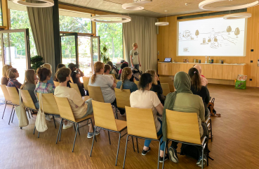 Migrantinnen und Migranten aus der Kolping Akademie und dem Reuterhaus besuchten die Umweltstation der Stadt Würzburg. Jakob Sänger informierte sie über Mülltrennung in Deutschland. Foto: Zeynep Sen