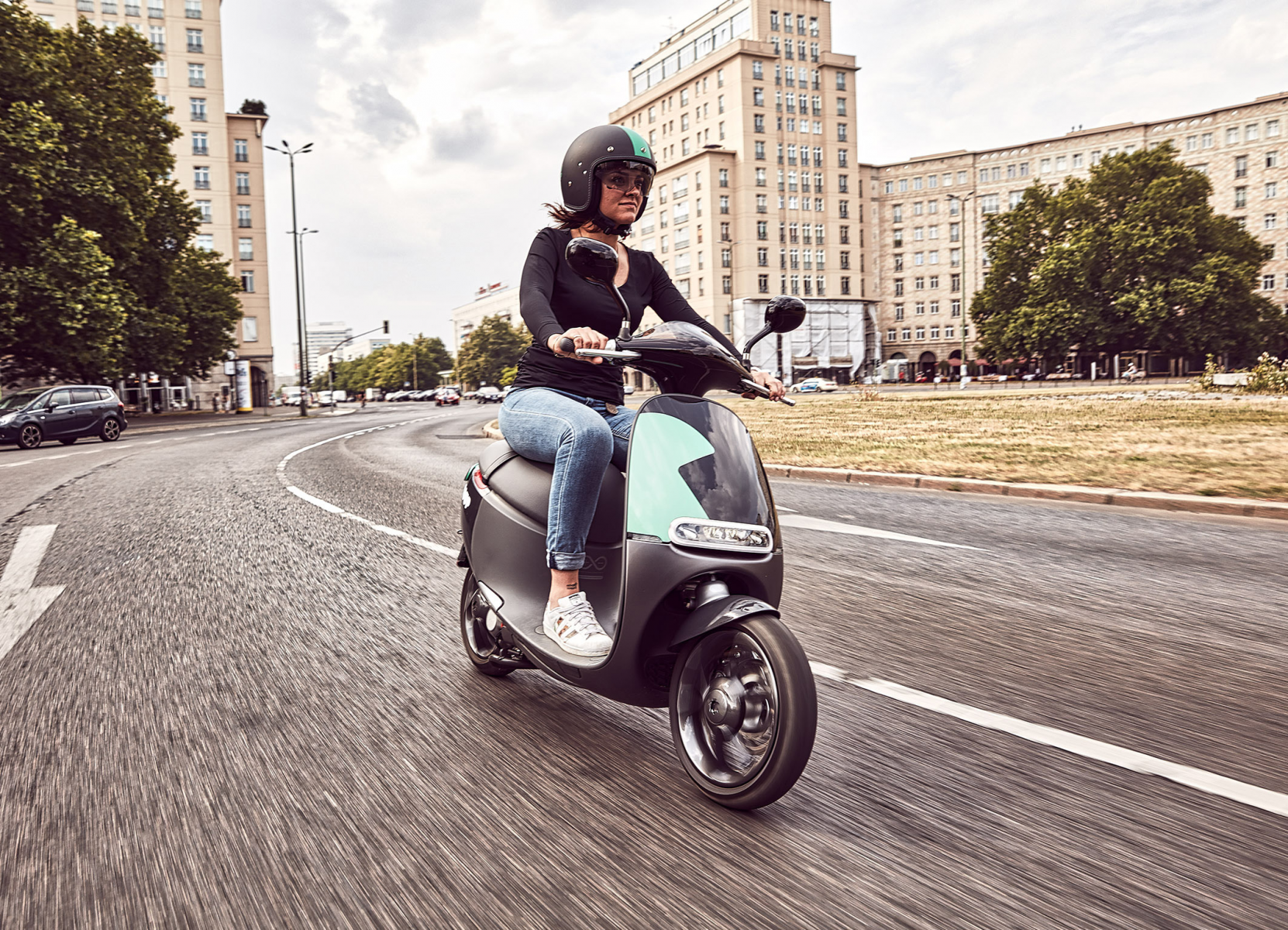 Individuelle, flexible und emissionsfreie Mobilität Der eScooter-Sharingdienst Coup bietet in Berlin ab sofort eine neue attraktive Mobilitätsoption. Zum Start des Angebots stehen in Berlin 200 vernetzte, rein elektrisch angetriebene Roller von Gogoro, ei