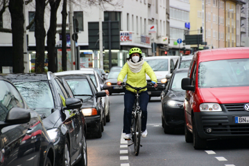 Konflikte beim Rad- und Autofahren im gemeinsam genutzten Straßenraum sollen reduziert werden (Bild: BASt)