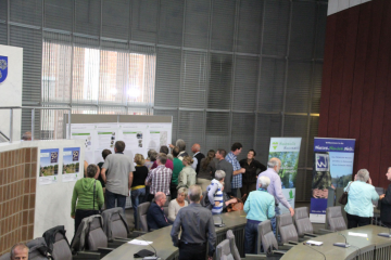 Reges Treiben herrschte beim 3. Plenum des Naturparks Schwalm-Nette im Viersener Forum. Die Anregungen wurden auf Messetafeln festgehalten. Foto: Axel Küppers 