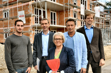 Freuen sich über den baulichen Fortschritt: (v.l.) Stephen Barrett, Bauleiter (GWL), Meinolf Köller, kaufmännischer Geschäftsführer GWL, Beate Gramckow, Stadt Lippstadt, Dipl.-Ing. Carsten Ludewig und Björn Bühlmeier, Fachdienstleiter der Stadt Lippstadt.