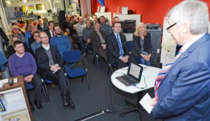 Vizelandrat Dr. Günter Fiedler begrüßte die Teilnehmer des Ökoprofit-Projekts zur Zwischenbilanz in den Räumlichkeiten der büroorganisation strothkamp GmbH in Soest. Foto: Wilhelm Müschenborn/Kreis Soest 