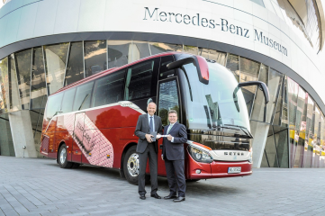 Ulrich Bastert, Leiter Marketing, Sales and After Sales Daimler Buses, übergibt den neuen S 511 HD für das Daimler Versuchsgelände vor dem Stuttgarter Mercedes-Benz Museum an Frank Deiss, den Leiter des Mercedes-Benz Werkes Untertürkheim.