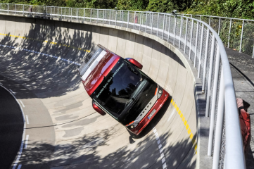 Bis zu 90 Grad neigt sich der S 511 HD bei der Durchfahrt durch die Steilkurve auf dem Testgelände in Stuttgart-Untertürkheim.