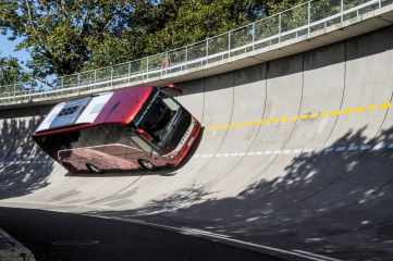 Mit 100 Stundenkilometern durch die Steilkurve. Ein neuer S 511 HD steht für interne Besuchergruppen auf dem Testgelände in Stuttgart-Untertürkheim bereit.