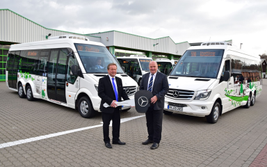 Am 12. November 2015 hat Jürgen Popis, Leiter Verkauf Mercedes-Benz Omnibusse Region Ost, zwei Mercedes-Benz Sprinter City 77 an Hans-Jürgen Hennig, Geschäftsführer der VGB, übergeben.