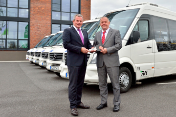 Startschuss eines neuen Beförderungskonzeptes auf Basis von Minibussen: Die Sprinter City-Flotte der RVK übergaben am 02. Dezember Hansmartin Rosin, Vertrieb Mercedes-Benz Großflotten und Behörden, und Thorsten Scheibe, Vertrieb Mercedes-Benz Minibusse an