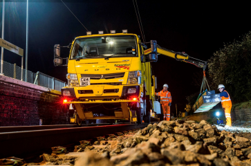 Fuso Canter mit Allradantrieb erobert britisches Schienennetz