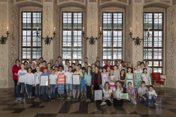 Bildungsreferent Hermann Köhler zeichnet auch dieses Jahr Schülerinnen und Schüler für ihr Umweltengagement aus. Diesmal erhalten die Hans-Adlhoch-Grundschule, die Werner-von-Siemens-Grundschule und das Jakob-Fugger Gymnasium den Titel einer „Prima Klima-