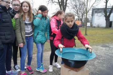 Reibungsenergie überträgt sich auf Wasser. Das probieren hier Fünftklässlerinnen der Karl-Rehbein-Schule. 