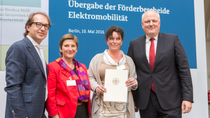 (v.li.) Minister Alexander Dobrindt, Bundestagsabgeordnete Dr. Claudia Lücking-Michel, SWB-Bereichsleiterin Anja Wenmakers und Bundestagsabgeordneter Ulrich Kelber bei der Übergabe des Förderbescheids. (Foto: Bundesverkehrsministerium)