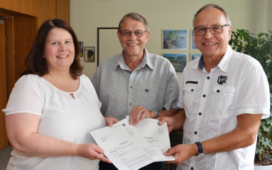 Förderbescheide über 200.795 Euro und 31.897 Euro übergab Christine Elhaus (l.), Leiterin des Dezernats für Wasserwirtschaft bei der Bezirksregierung Arnsberg, am Dienstag, 26. Juli 2016, an den Leiter der Unteren Wasserbehörde des Kreises Soest, Norbert 