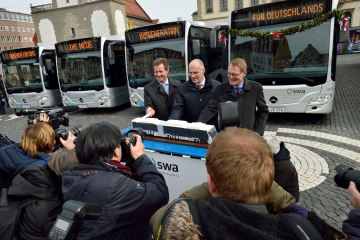 Zwölf Mercedes-Benz Erdgasbusse an Augsburger Stadtwerke ausgeliefert