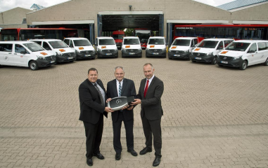 bergabe von 60 Mercedes-Benz Vito Tourer für den Schüler-verkehr an BVO Busverkehr Ostwestfalen in Minden. Im Bild v.l.n.r.: Kersten Trieb (Leiter Verkauf Behörden- und Sonderfahrzeuge Mercedes-Benz Vertrieb Deutschland), Marc Bröcker (Leiter Einkauf DB F