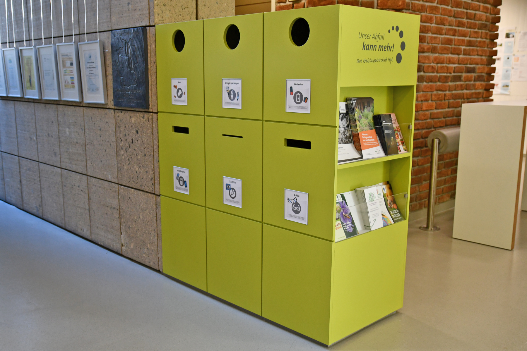 Die Recyclingkisten im Eingangsbereich des Kreishauses. Foto: Kreisverwaltung/W.Schä-fer