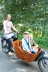 Auf dem Elektrofahrrad zum Kindergarten - Image