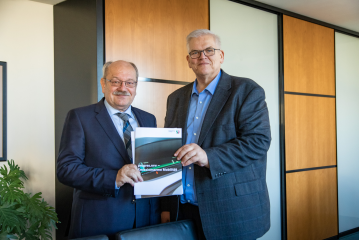 Rainer Schörnich (li.) und Regierungspräsident Hans-Josef Vogel (re.)