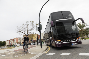 Sicherheit für alle: Mercedes-Benz und Setra bieten Abbiege-Assistenzsysteme zum Nachrüsten für Lkw und Omnibusse - Image