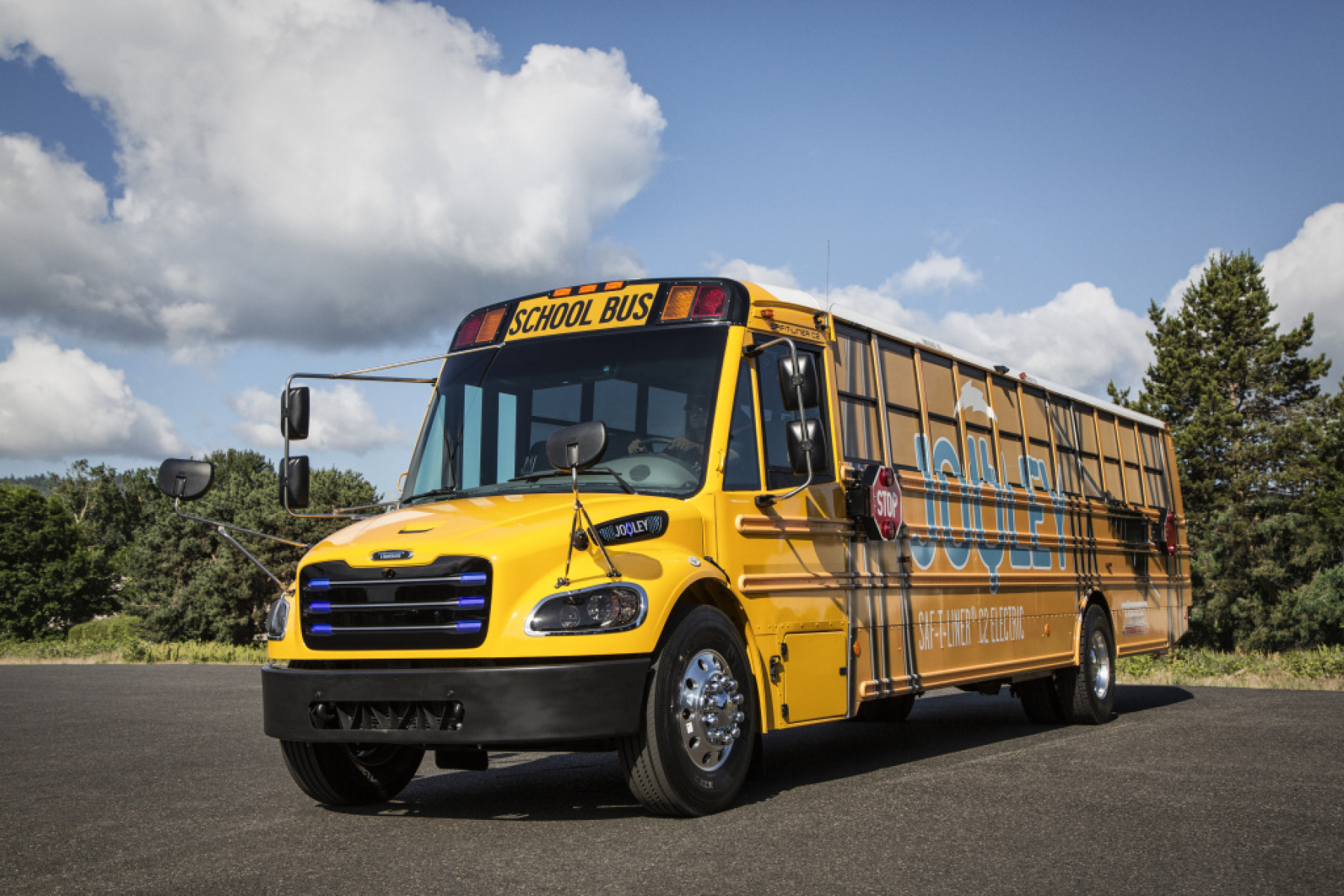 Elektrisch zur Schule: Daimler Trucks–Tochter liefert 50 voll-elektrische Schulbusse für Bundesstaat Virginia