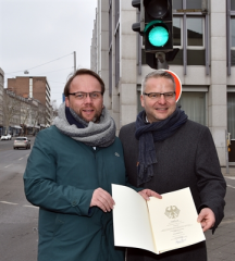 Grünes Licht für digitale Zukunft: Der Bundestagsabgeordnete Timon Gremmels (links) übergibt den Förderbescheid in Höhe von 4,1 Mio. Euro an Kassels Verkehrsdezernent Dirk Stochla. ©© Michael Schwab/ Stadt Kassel