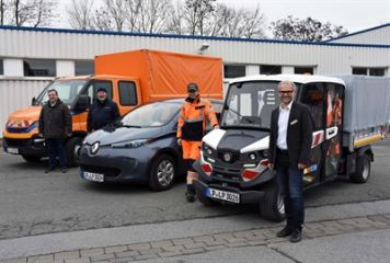 (v.l.) Jürgen Brieskorn, technischer Leiter des Stadttheaters, mit dem CNG-Pritschenwagen, Wilhelm Jütte von der Stadtwacht mit dem Renault ZOE und Jan Mertens mit dem Elektronutzfahrzeug der Stadtbildpflegekolonne. Bei der Anschaffung neuer Fahrzeuge prü