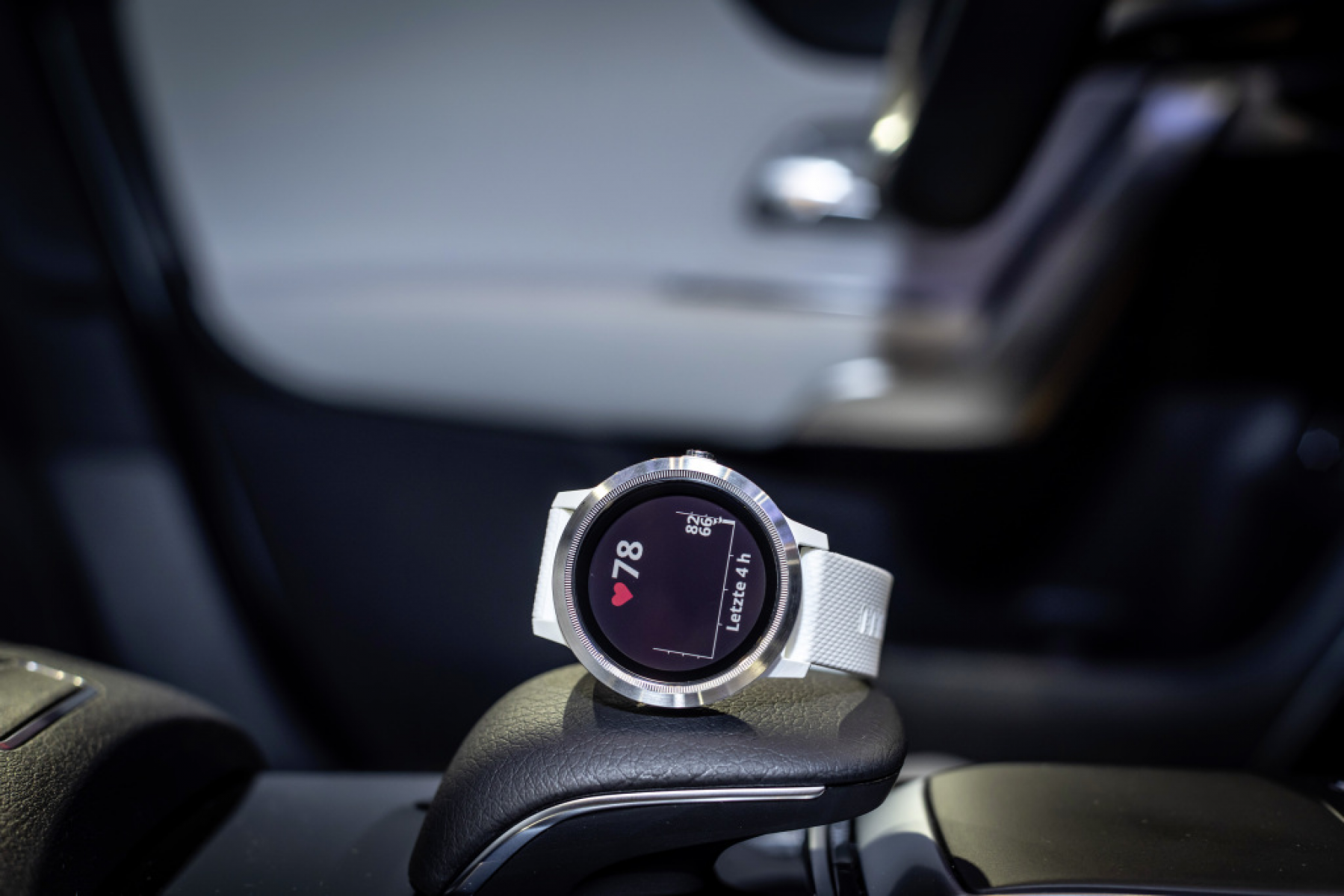 ENERGIZING: Mercedes-Benz sorgt mit der vívoactive® 3 Smartwatch für Vitalität hinter dem Lenkrad