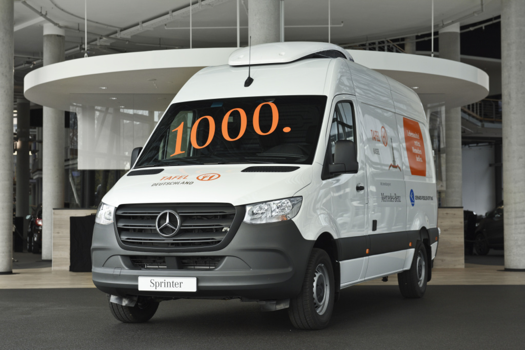 Übergabe des 1.000sten Mercedes-Benz Transporter an die Tafeln