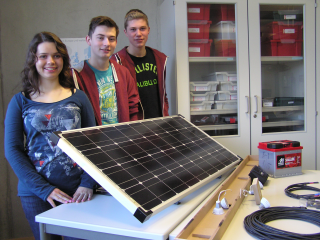 Wie geht Energiesparen in der Schule? Die Idee junger Nachwuchsforscher der Freien Evangelischen Schule Stuttgart: Ein Klassenzimmer mit LED-Spots ausstatten, die durch ein Solarpaket für Wohnmobile gespeist werden.
