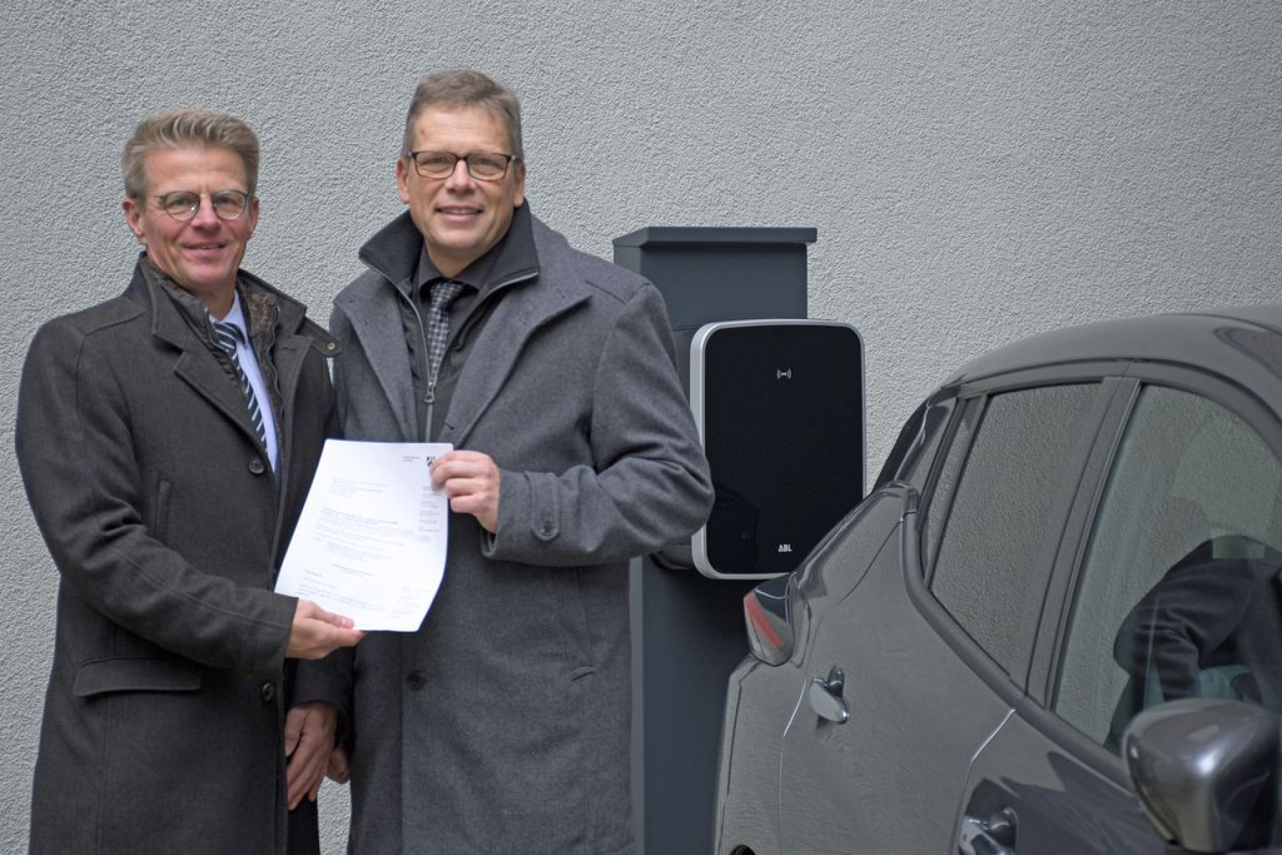 Hauptdezernent Markus Coerdt (links) übergibt Stadtrat Arnulf Rybicki den Förderbescheid. Foto: Dortmund-Agentur / Torsten Tullius