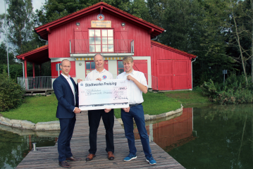 Stadtwerke Freising spenden an Wasserwacht - Image