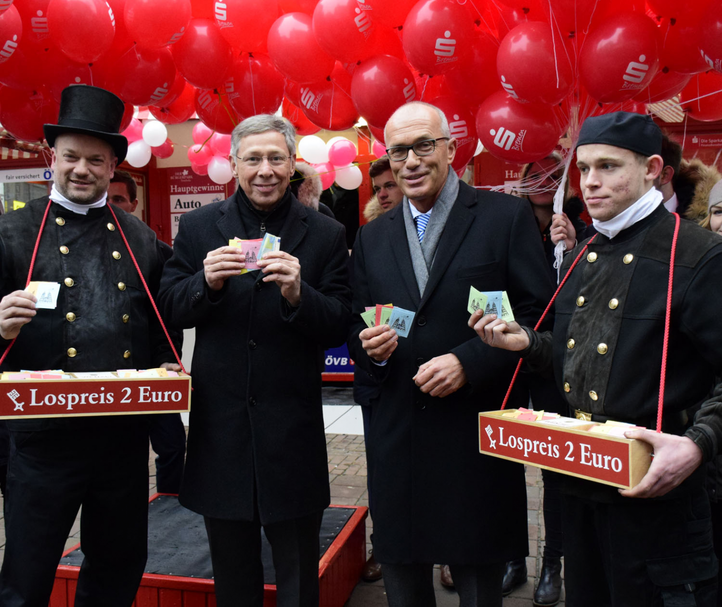 Bürgermeister Carsten Sieling (2. von li.) und Joachim Linnemann, Präsident des Bürgerparkvereins mit den losverkaufenden Schornsteinfegern