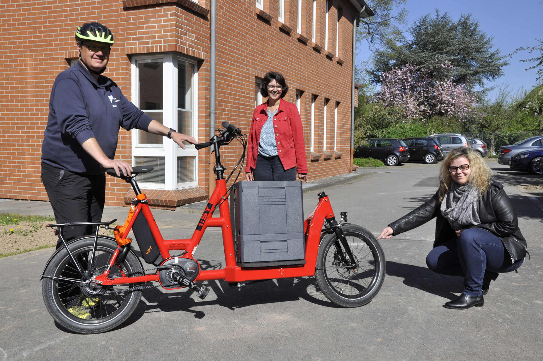 Roter Transporter auf zwei Rädern