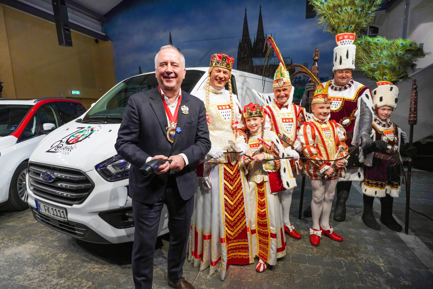 Ford elektrifiziert im 70. Rosenmontagszug die gesamte Bagagewagen-Flotte