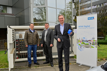 In den Bussen, an vielen Haltestellen sowie in den Innenstädten von Elberfeld und Barmen stellen die WSW kostenloses WLAN zur Verfügung, wie hier am Info-Pavillon von Wuppertal Touristik am Hauptbahnhof. Von links: Sören Högel (Leiter Digitale Lösungen WS