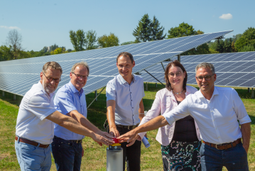 BU (v. l.): Dr. Bernhard Klocke (GF WWW), Dr. Martin Michalzik (Bürgermeister in Wickede Ruhr), Bernd Heinz (GF WWW), Birgit Dalhoff (Kreis Soest) und Dr. Dirk Grete (Bezirksregierung Arnsberg) bei der Inbetriebnahme der neuen PV-Freiflächenanlage im Wass