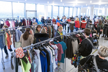 Über 300 Besucher*innen bei der „1. Kleidertauschbörse der AVR Kommunal“ - Image