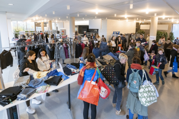 Über 300 Besucher*innen bei der „1. Kleidertauschbörse der AVR Kommunal“