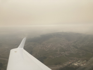 Blick aus dem Forschungsflugzeug auf das Observatorium Hohenpeißenberg, deutlich sichtbar ist der Saharastaub in der Luft. © Hochschule Düsseldorf