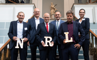 (vlnr): Prof. Dr. Werner Beba, NRL-Projektkoordinator & Leiter CC4E der HAW Hamburg; Tobias Goldschmidt, Minister für Energiewende, Klimaschutz, Umwelt und Natur, Schleswig-Holstein; Dr. Peter Tschentscher, Erster Bürgermeister der Freien und Hansestadt H