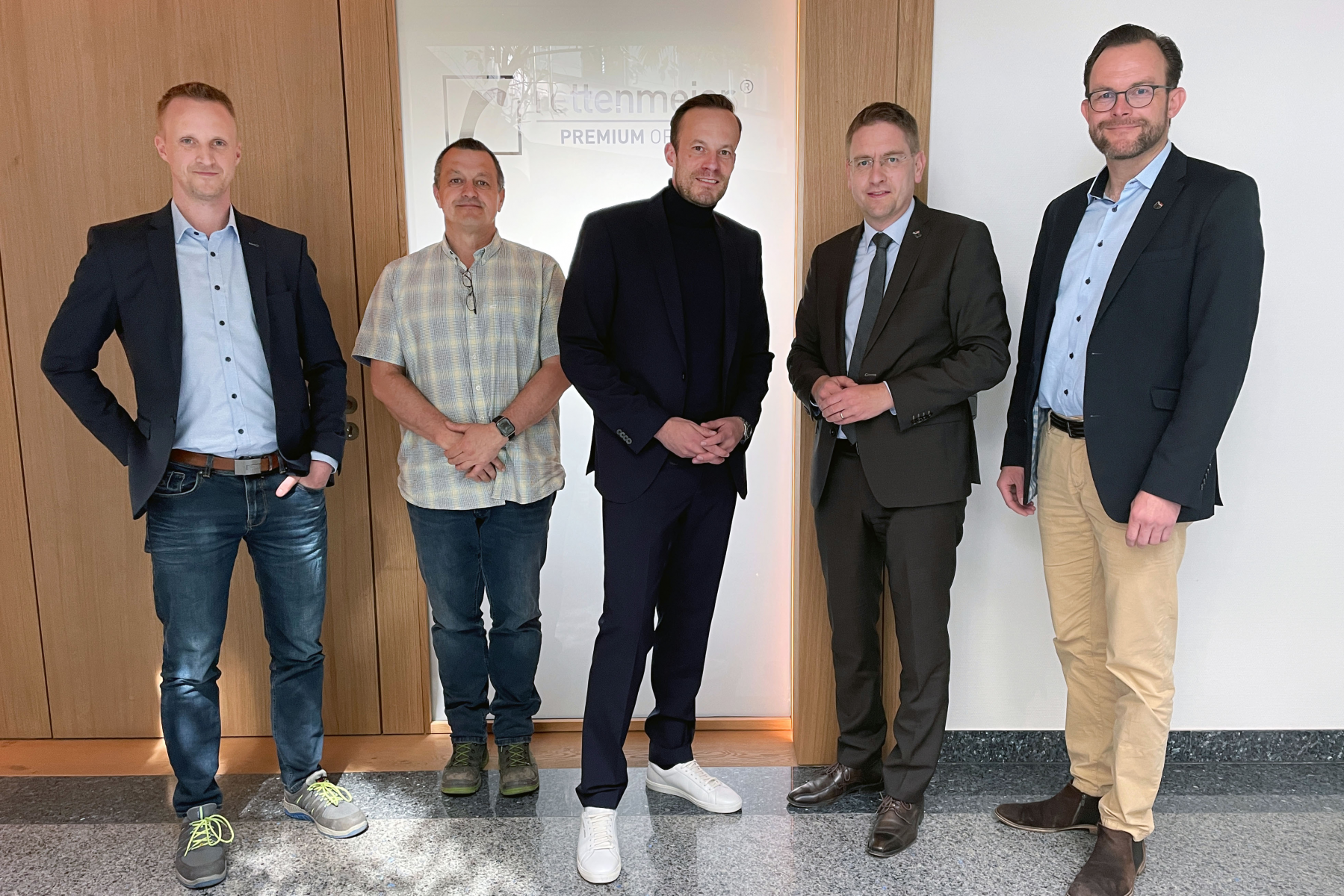 Bei der Urkundenübergabe „Umweltpakt Bayern“ in den Räumen der Rettenmeier Holding AG (von links): Jan Tiedemann (Projektleitung), Detlef Keuper (Werksleitung), Dr. Stephan Lang (Vorstand), Landrat Dr. Jürgen Ludwig, Michael Sommer (Bürgermeister Wilburgs