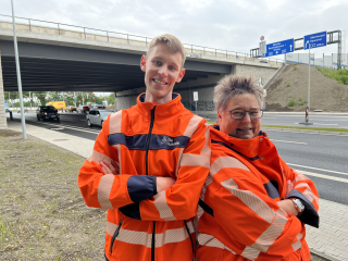 Die A43-Hauptverantwortliche Carola Ziebs und Projektleiter Patrick Overhaus vor der neuen Autobahnbrücke über die Theodor-Körner-Straße in Recklinghausen. (Foto: Autobahn Westfalen)